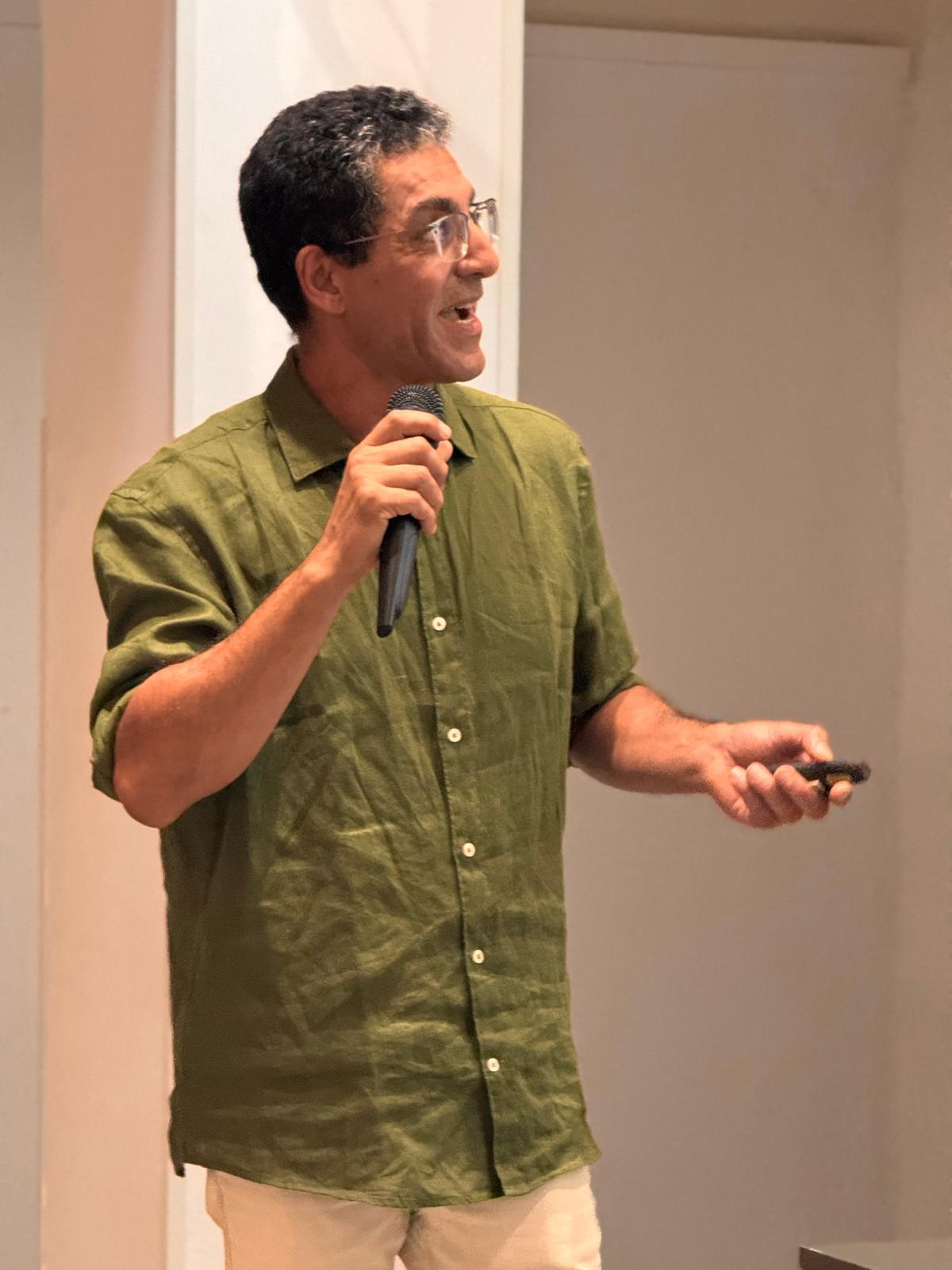 Conferencia «Microplásticos: el peligro invisible», por David Keswani González, miembro del Club de Leones, secretario de la Asociación Canarias Cero Plásticos y cofundador del Centro de Sostenibilidad Aplicada Finca Encuentro. Introducción al impacto ambiental y sanitario de los microplásticos, con orientaciones para la acción comunitaria y la sostenibilidad (25/07/2025)